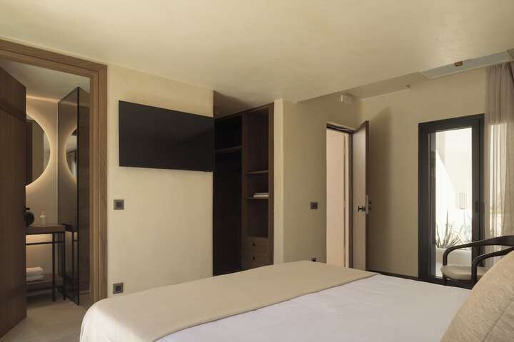 Room 53 of 252