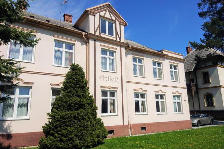 Exterior of Hotel Antler