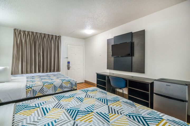 1 Queen Bed (14 of 14)
