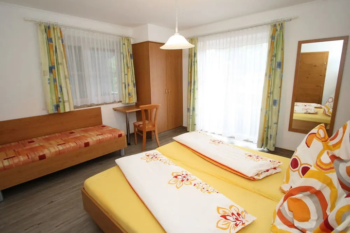 Room 4 of 17