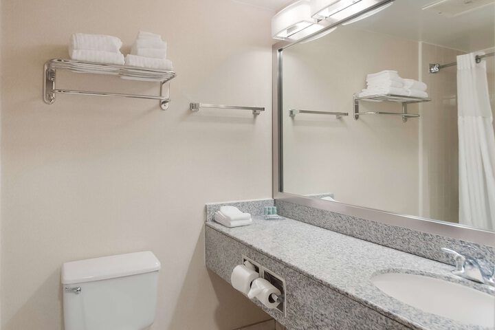 2 Queen Beds High Speed Internet Accessible Microwave and Refrigerator, Coffee Maker Iron and Ironing Board Hairdryer Continental Breakfast (4 of 5)