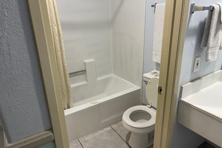 1 Queen Bed (2 of 12)