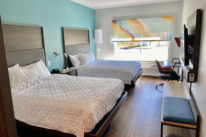 2 Queen Beds (7 of 9)