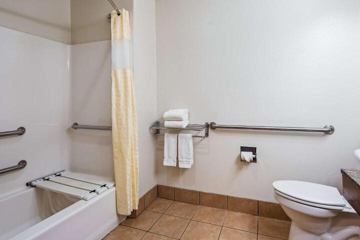 1 King Bed Jetted Tub Bathtub Accessible (3 of 11)