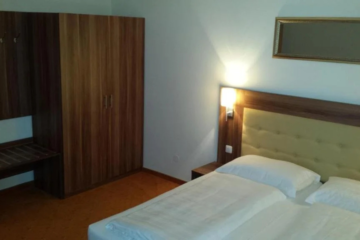Room 4 of 8
