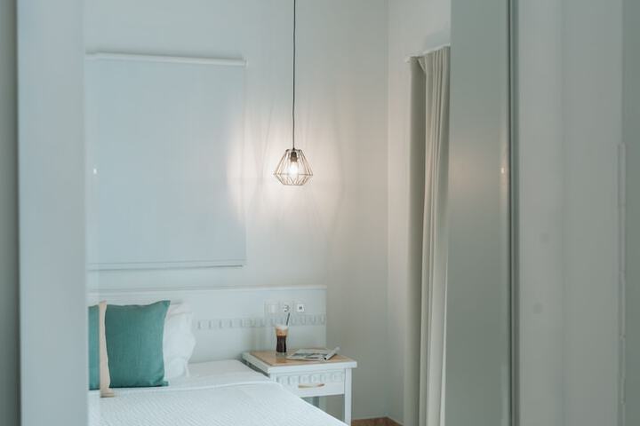 Room 7 of 102