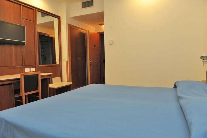Room 8 of 28