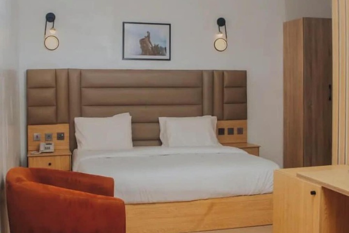 Room 5 of 6