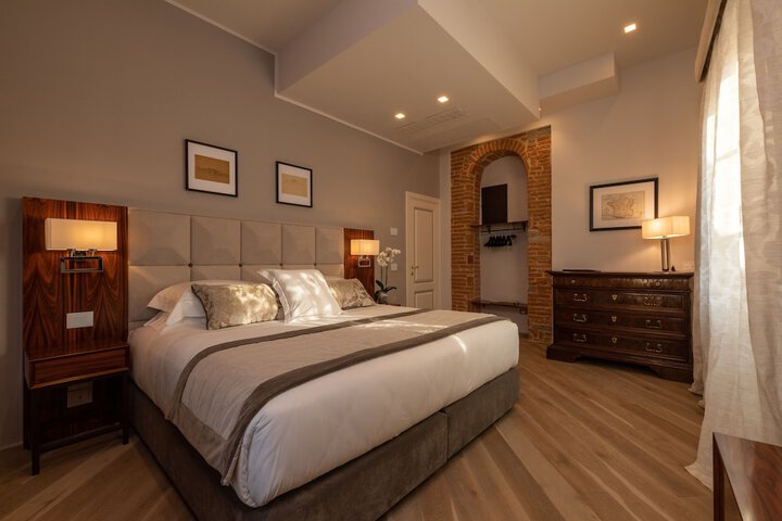 Room 12 of 102