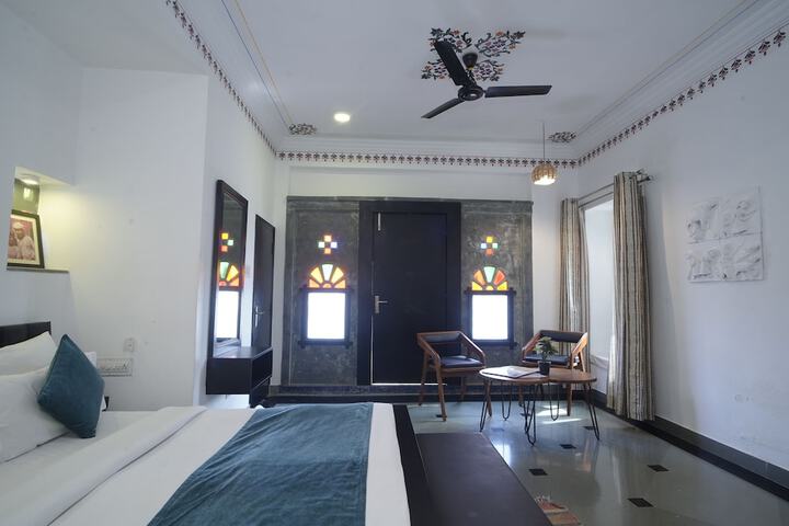 Room 33 of 65