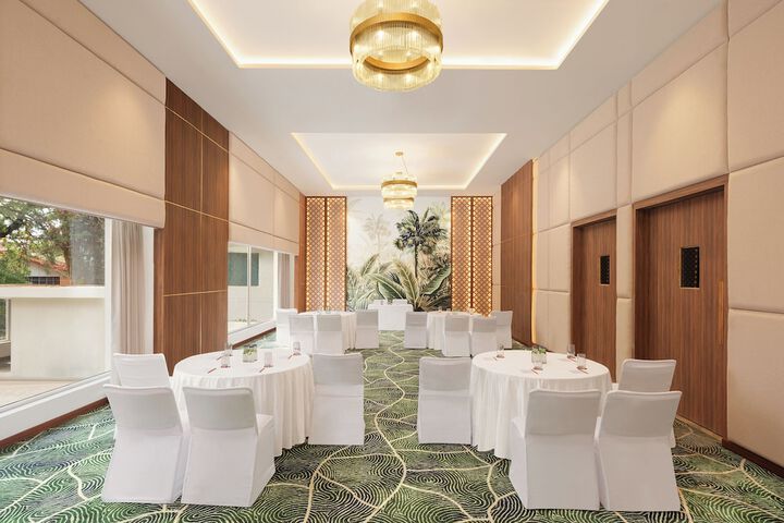Ballroom/Hall 21 of 25