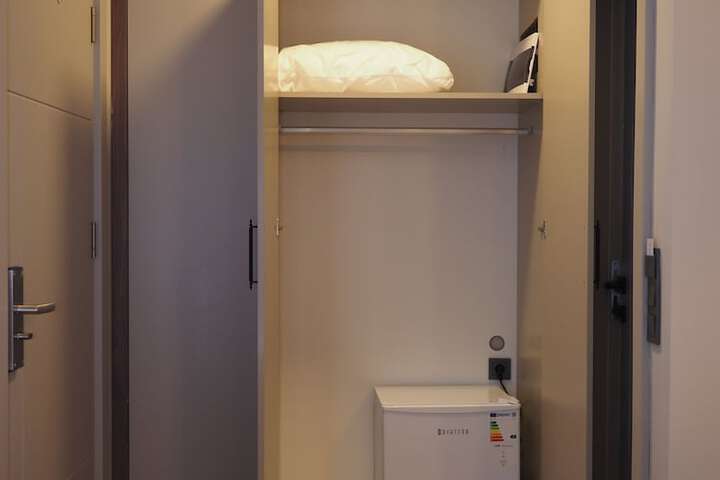 Room 5 of 82