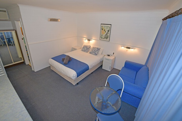 Room 9 of 18