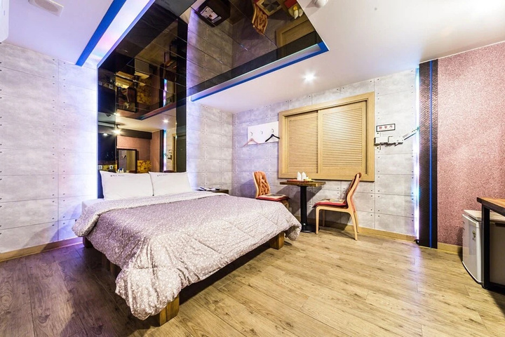 Room 40 of 42