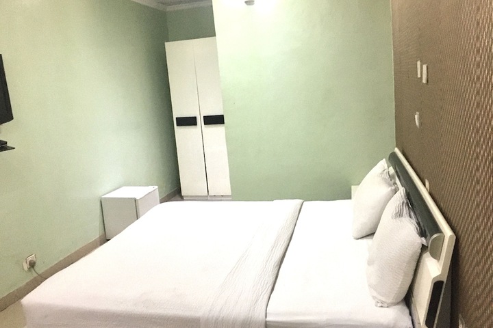 Room 10 of 28
