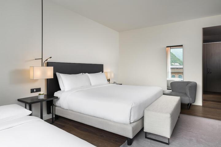 Room 51 of 213