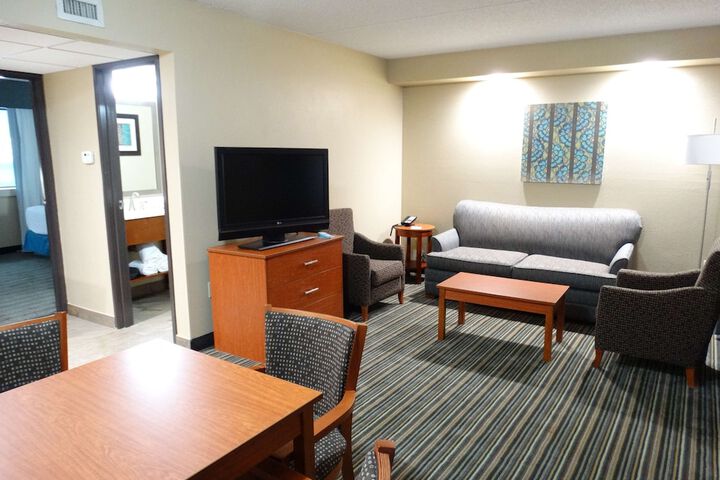 1 King Accessible Comms Assist Bathtub Microwave, Refrigerator Sofa Bed Full Breakfast (11 of 19)