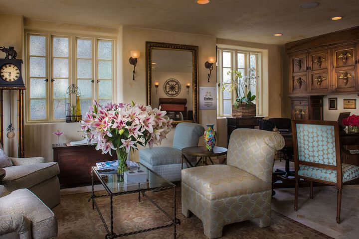 Lobby lounge