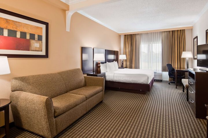 Suite 1 King Bed Microwave and Refrigerator WiFi Full Breakfast (3 of 31)