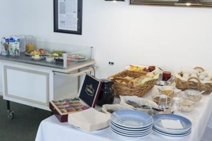 Breakfast/Coffee Service 5 of 22