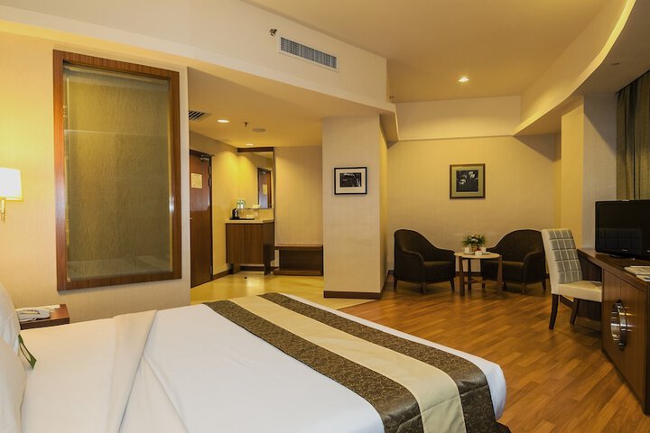 Room 37 of 74