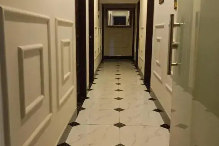 Room 13 of 18