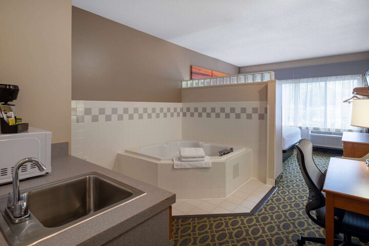 1 King Bed 1 Bedroom Suite (5 of 11)