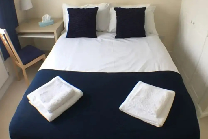 Room 6 of 9