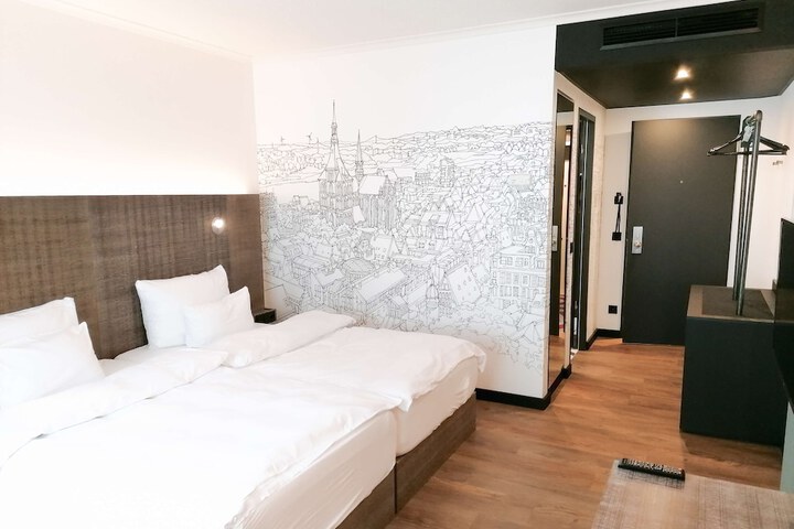 Room 13 of 50