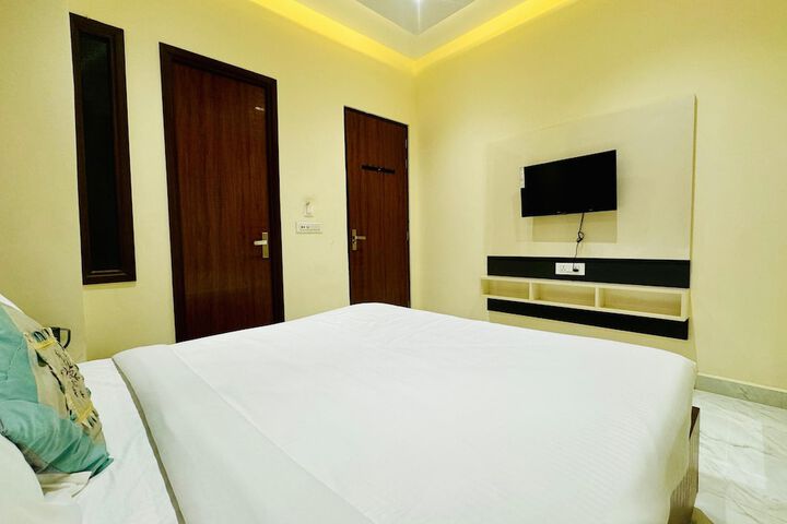 Room 11 of 35