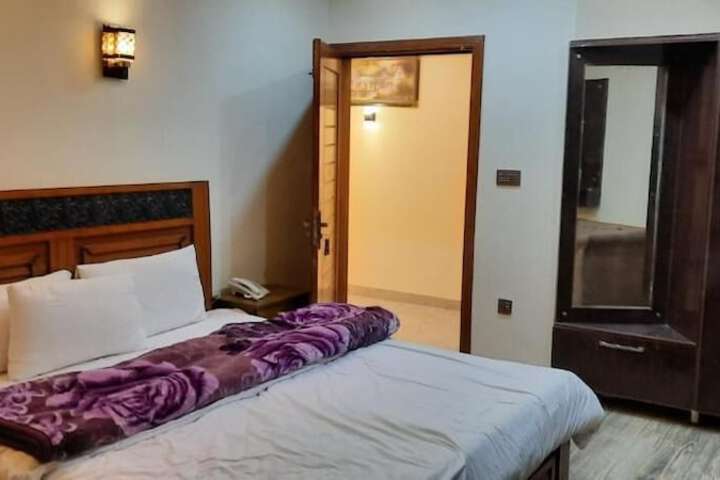 Room 6 of 8