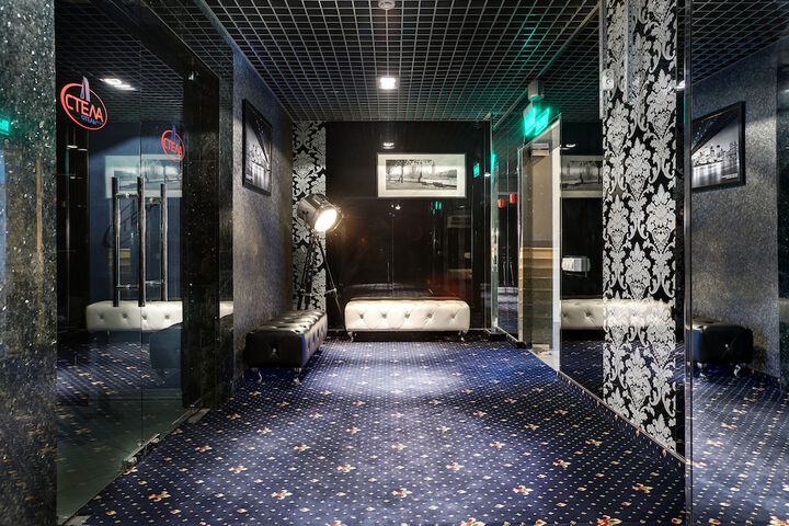 Ballroom/Hall 27 of 30