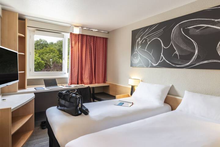 Room 5 of 80