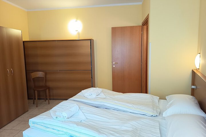 Room 11 of 32