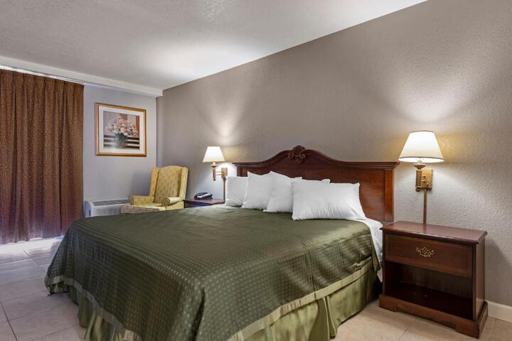 1 King Bed (4 of 6)