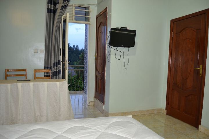 Room 11 of 32