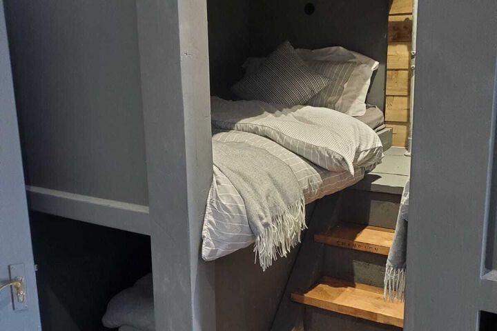 Room 7 of 9