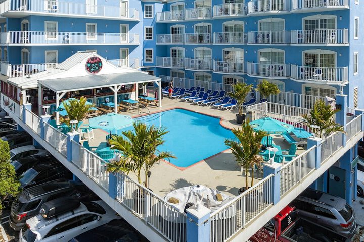 Poolside bar