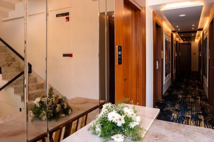 Ballroom/Hall 66 of 74