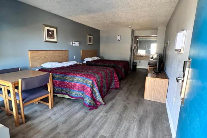 2 Queen Beds (2 of 3)