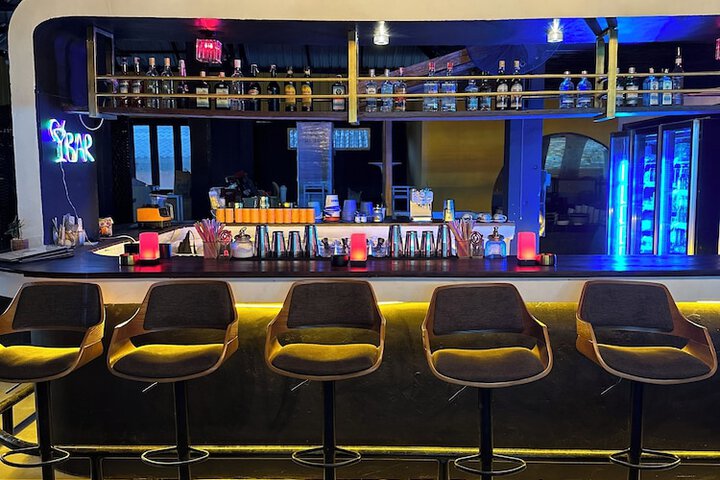 Lounge 24 of 37