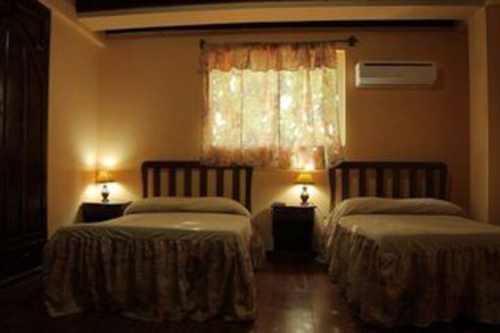 Room 5 of 8
