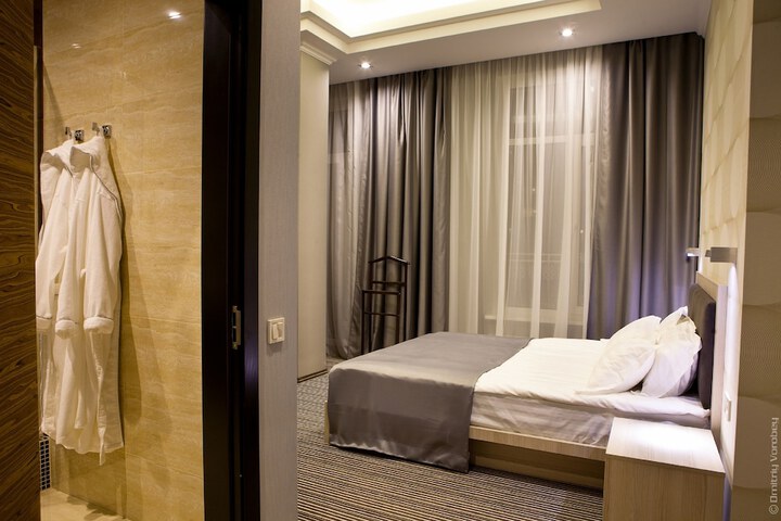 Room 8 of 34