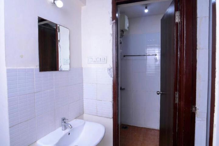Classy 1 BHK near Viviana Mall with Parking