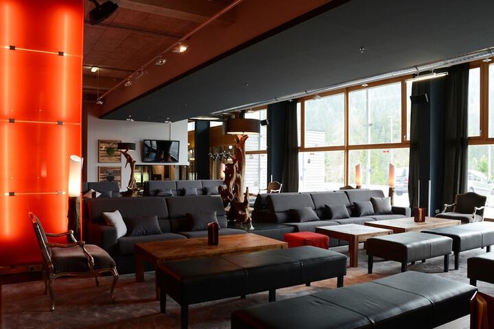 Lounge 30 of 40