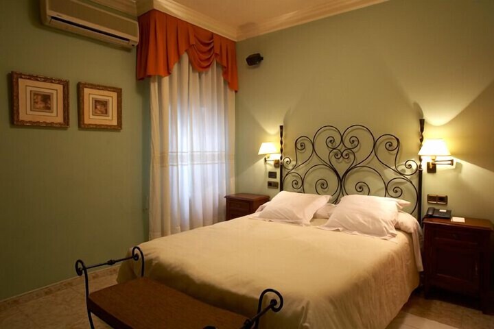 Room 15 of 52