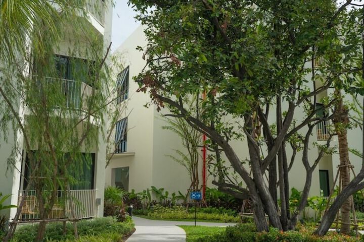 Hotel Exterior 62 of 80