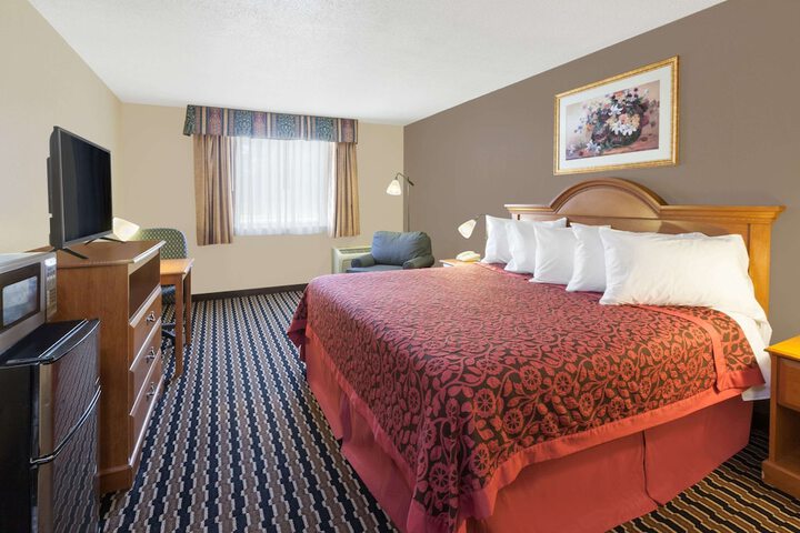 1 King Bed (4 of 7)