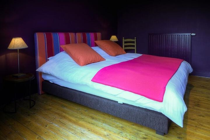 Room 2 of 28