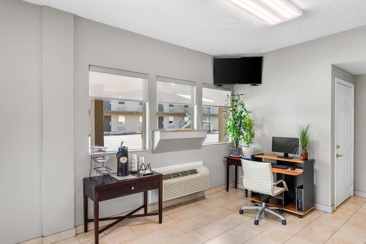 Business Center 28 of 30